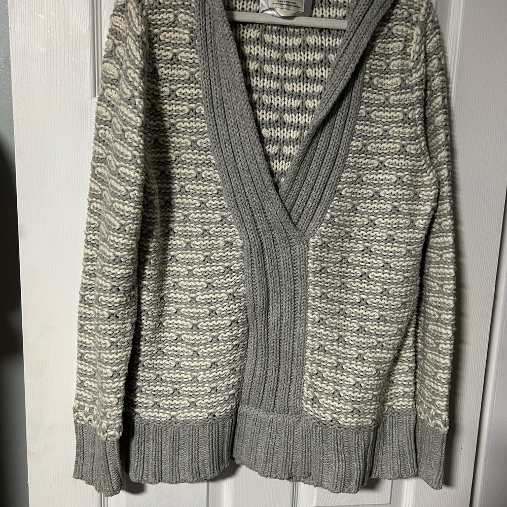 Vintage Old Navy V-Neck Heavy Cable Knit Hooded Sweater in Gray and Cream